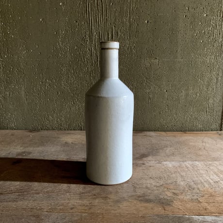 陶器のボトル