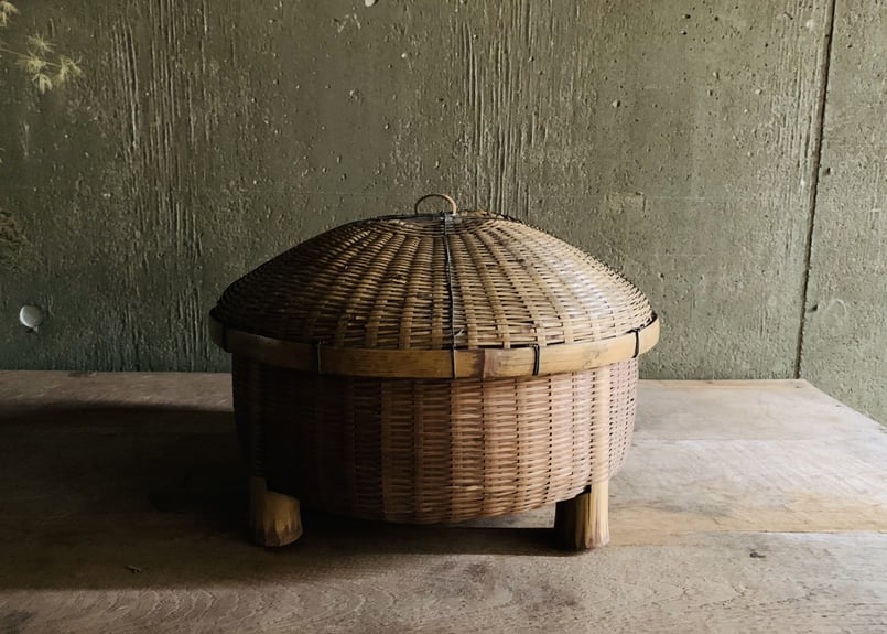 竹の脚付き籠(ドーム型蓋付き)古道具 | chic and clan 竹の脚付き籠(ドーム型蓋付き)古道具 | chic and clan