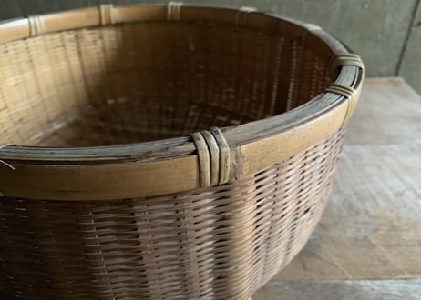 竹の脚付き籠（ドーム型蓋付き）古道具
