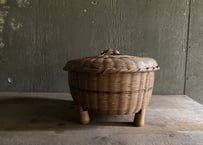 竹の脚付き籠（蓋付き）古道具
