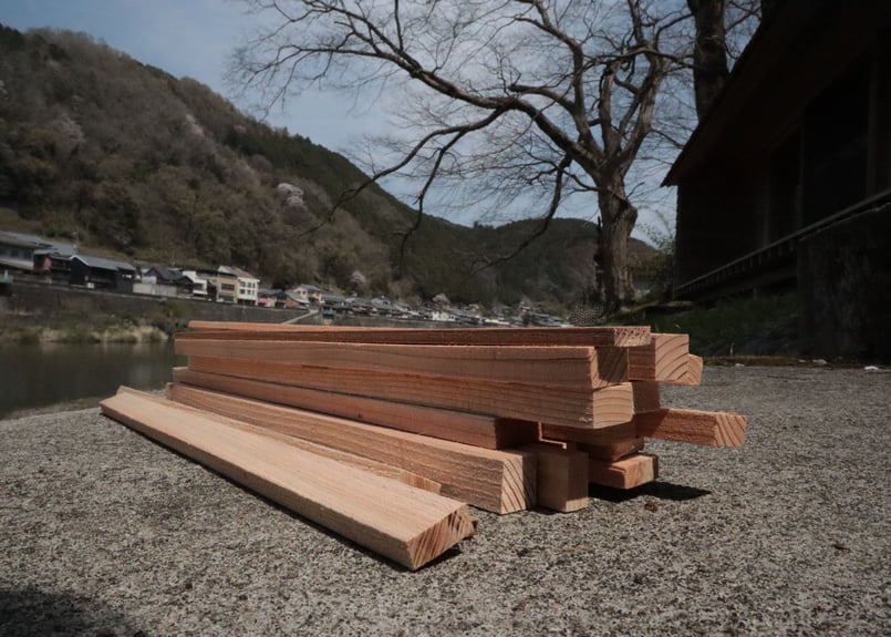 人口乾燥済み】キャンプ用の吉野ひのきの薪(吉野杉の焚き付け材付 人口乾燥済み】キャンプ用の吉野ひのきの薪(吉野杉の焚き付け材付