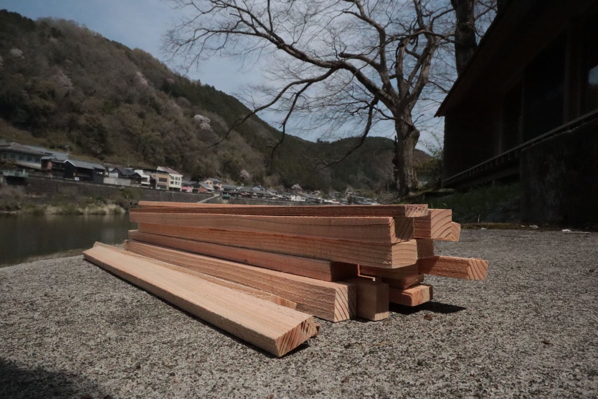 人口乾燥済み】キャンプ用の吉野ひのきの薪（吉野杉の焚き付け材付