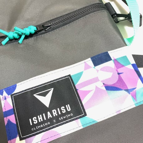 ISHIARISU”Big hug bag”　Shiny gray &　Geometry