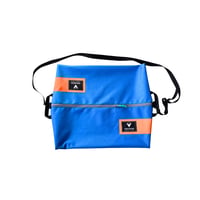 ISHIARISU”Big hug bag” Super Blue×Orange "