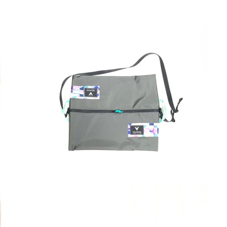 ISHIARISU”Big hug bag”　Shiny gray &　Geometry