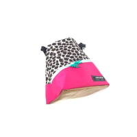 ISHIARISU"ASLANT CHALK BAG" Leopard×pink×emerald
