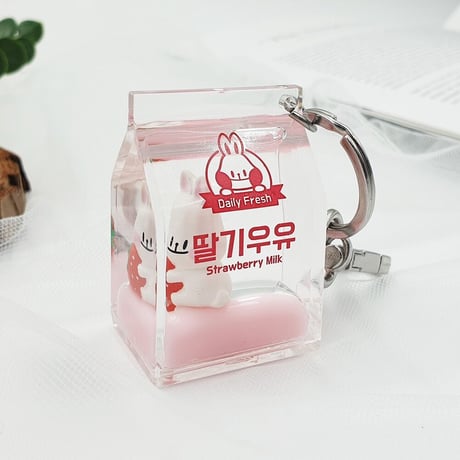 中身が動く！牛乳模様キーホルダー