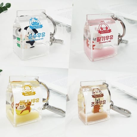 中身が動く！牛乳模様キーホルダー