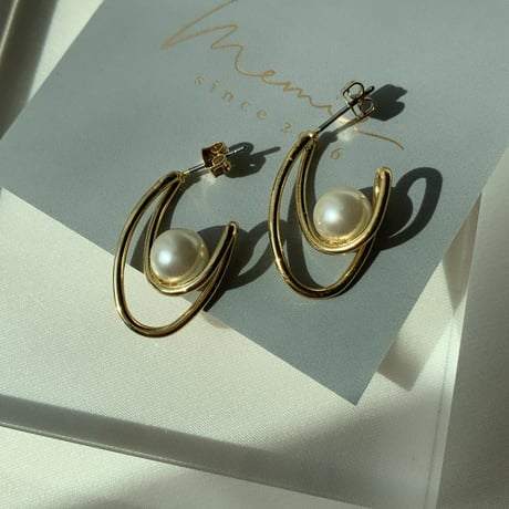 gold metal frame pearl pierce(チタンピアス)