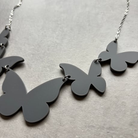 Butterfly Necklace (一連タイプ）グレー