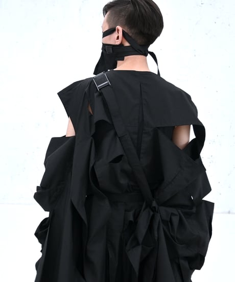 ANANO NUNO「無限に着回しができる、穴だらけの布」
