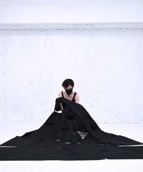 ANANO NUNO「無限に着回しができる、穴だらけの布」
