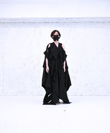 ANANO NUNO「無限に着回しができる、穴だらけの布」