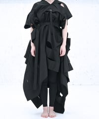 ANANO NUNO「無限に着回しができる、穴だらけの布」
