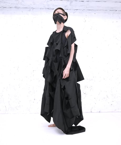 ANANO NUNO「無限に着回しができる、穴だらけの布」