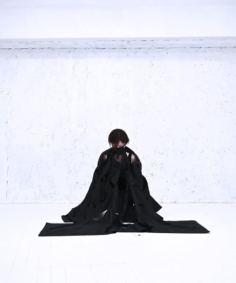 ANANO NUNO「無限に着回しができる、穴だらけの布」