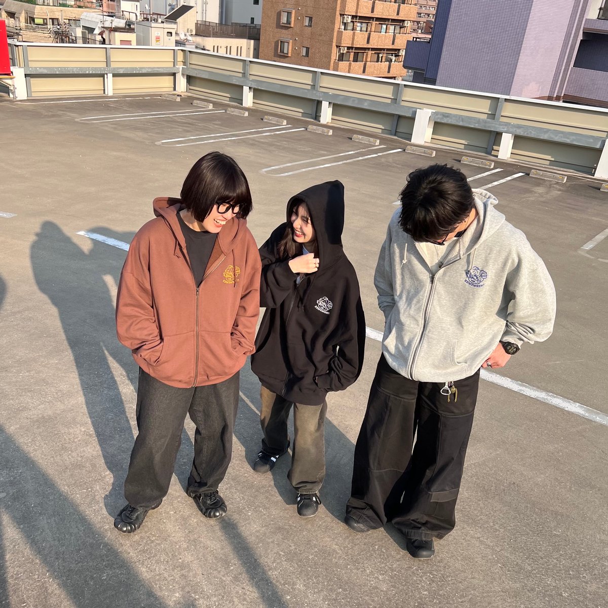 Brown】R-Logo Big Zip Hoodie | Remember. Brown】R-Logo Big Zip Hoodie | Remember.