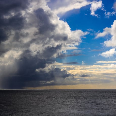 雨雲と青い空 写真素材