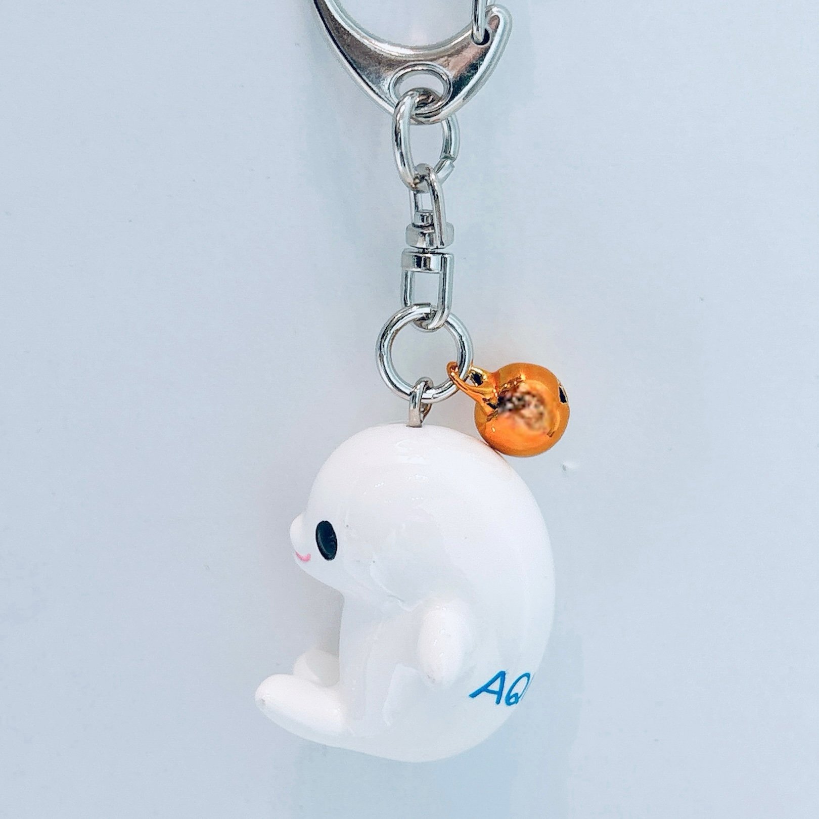 AQUAS 鈴付きしろいるかキーホルダー | AQUAS Gift Shop / onli