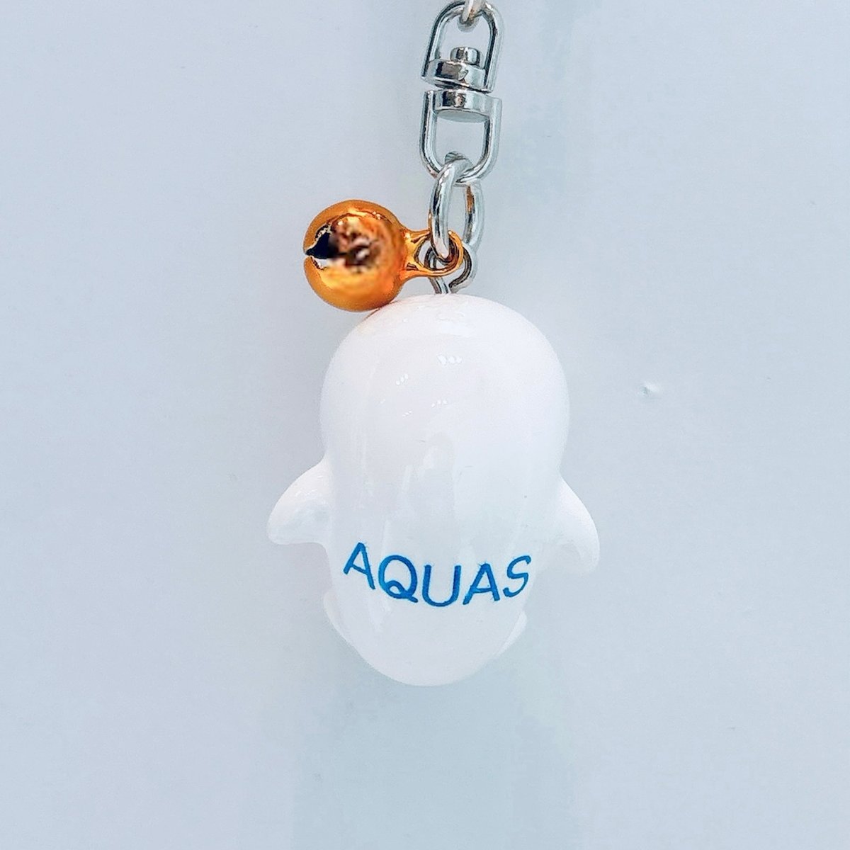 AQUAS 鈴付きしろいるかキーホルダー | AQUAS Gift Shop / onli