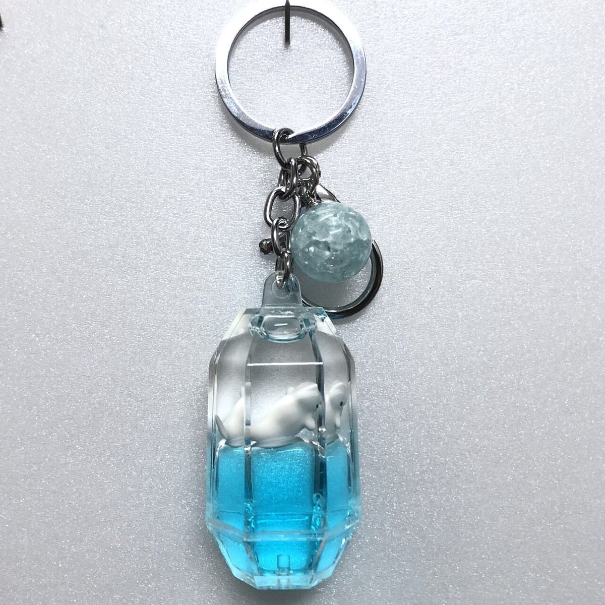 シロイルカプカプカバックチャーム | AQUAS Gift Shop / online store