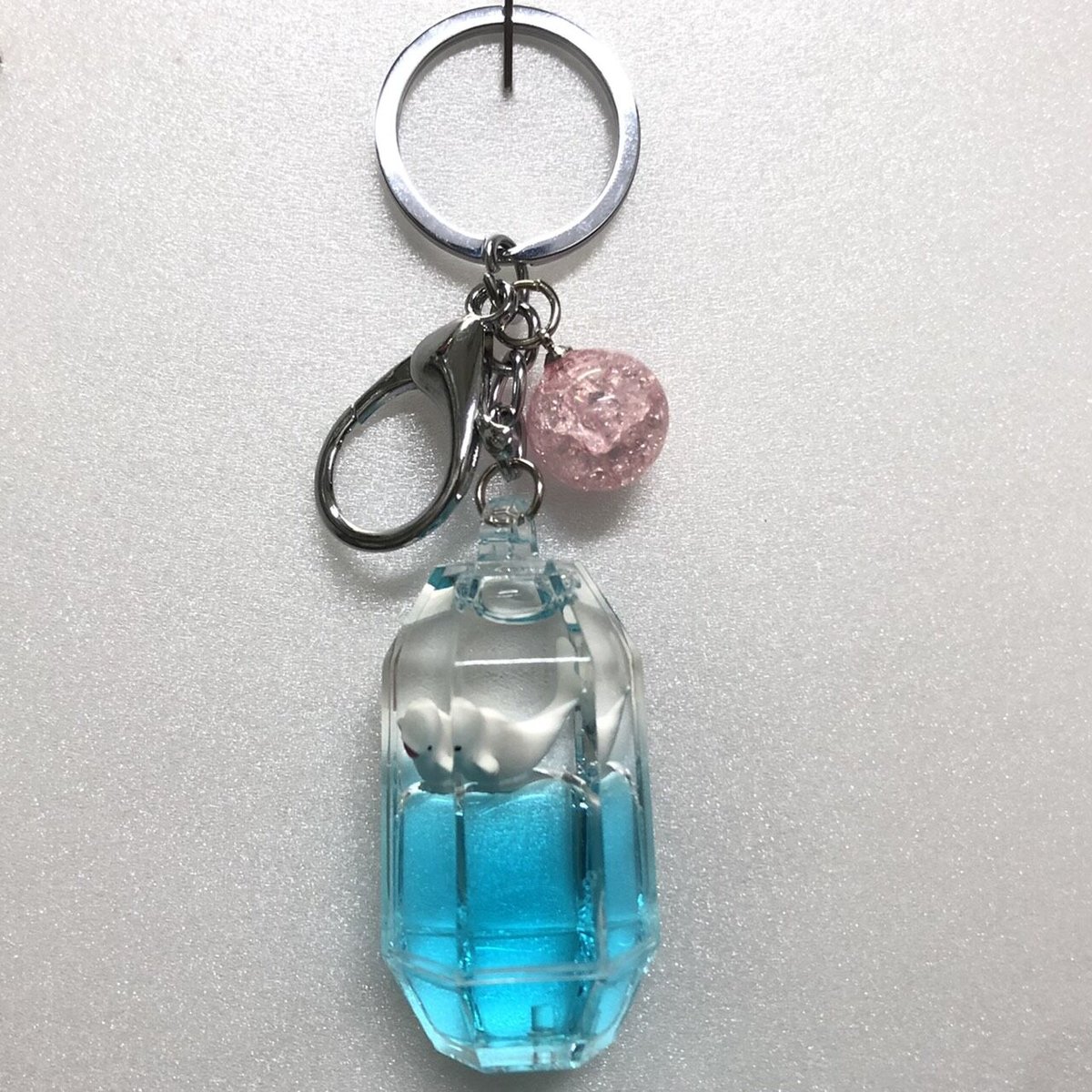 シロイルカプカプカバックチャーム | AQUAS Gift Shop / online store