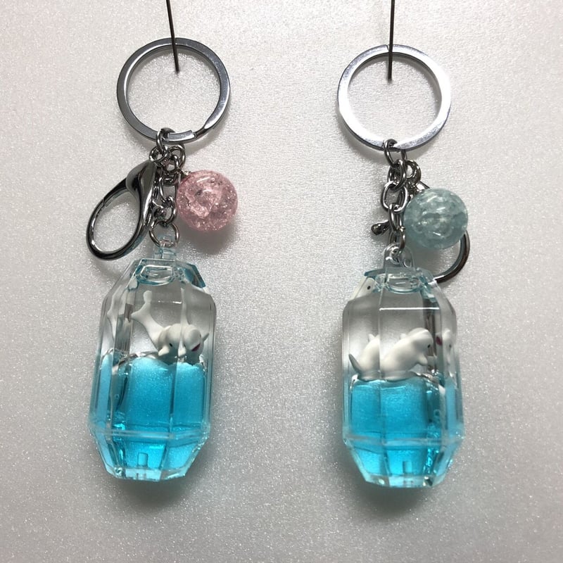シロイルカプカプカバックチャーム | AQUAS Gift Shop / online store