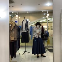 カーディガンとスカート