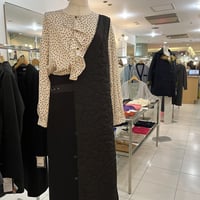 ブラウスとワンショルダージャンパースカート