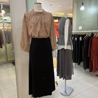 ブラウスとセミタイトスカート
