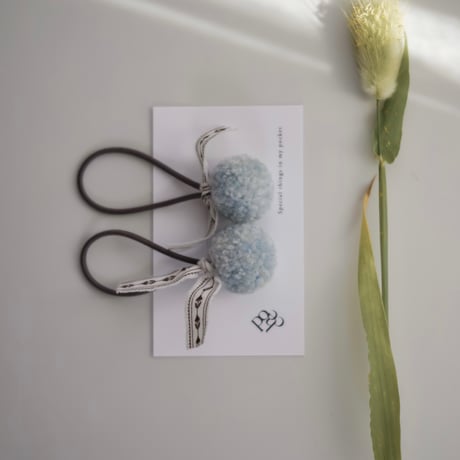 poche  /  pom hair ties - pale blue