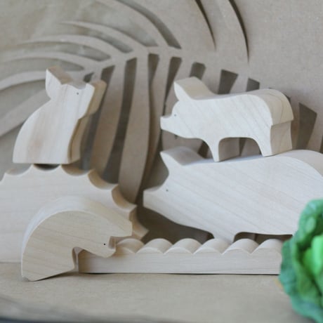 REDBARBATUM /  Pig Children Wooden Figure
