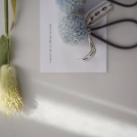 poche  /  pom hair ties - pale blue