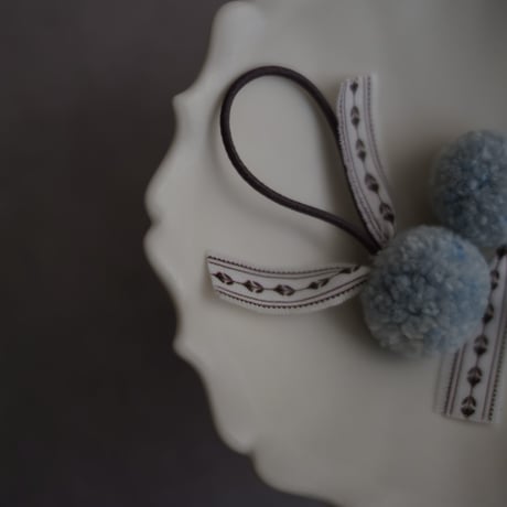 poche  /  pom hair ties - pale blue