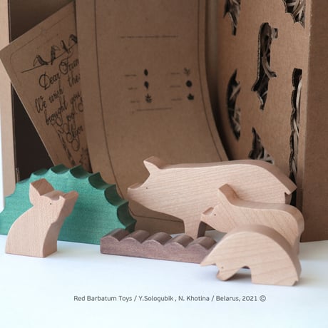 REDBARBATUM /  Pig Children Wooden Figure