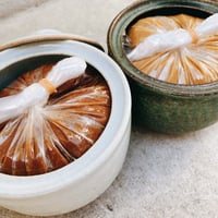 【ギフトに】伊賀焼壺入りギフト　天然醸造味噌二種
