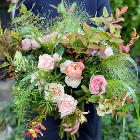 薔薇と季節の花のコンビネーションブーケ