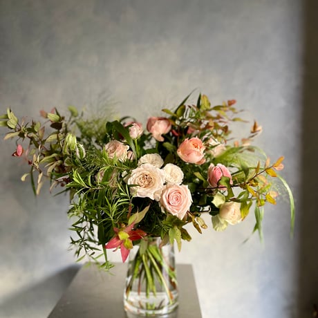 薔薇と季節の花のコンビネーションブーケ