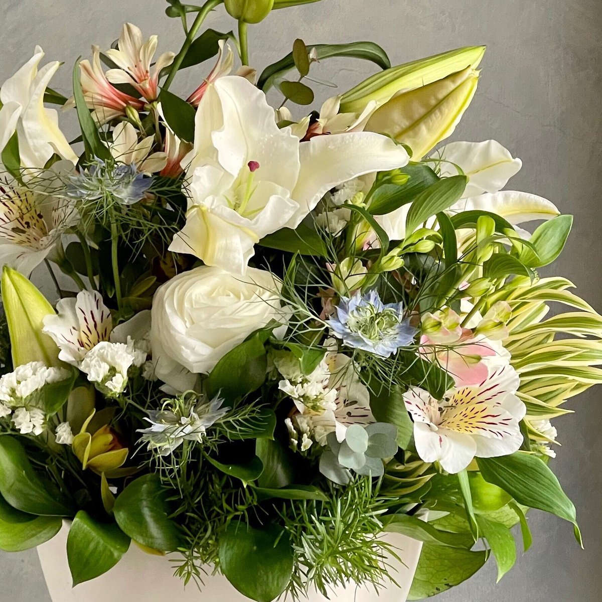 カサブランカさま　おまとめ カサブランカのお供え花束」| 花屋「フィオリスタ ぴあに」の