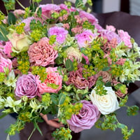薔薇と季節の花のコンビネーションブーケ