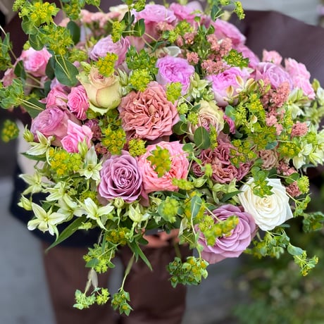 薔薇と季節の花のコンビネーションブーケ