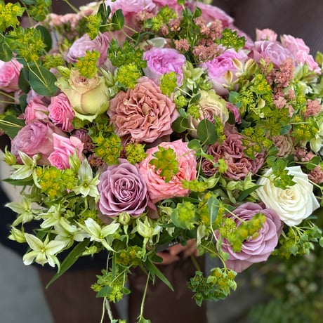 薔薇と季節の花のコンビネーションブーケ
