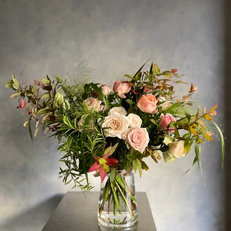 薔薇と季節の花のコンビネーションブーケ