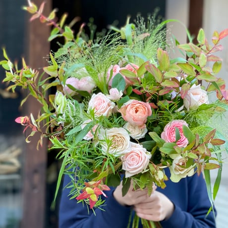 薔薇と季節の花のコンビネーションブーケ
