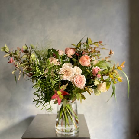 薔薇と季節の花のコンビネーションブーケ