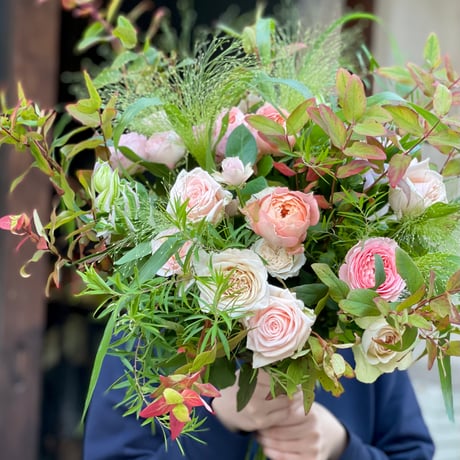 薔薇と季節の花のコンビネーションブーケ