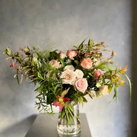 薔薇と季節の花のコンビネーションブーケ