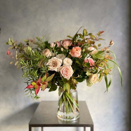 薔薇と季節の花のコンビネーションブーケ