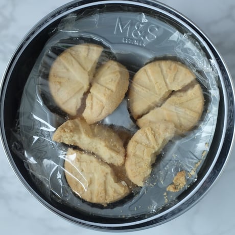 マークスアンドスペンサー　プラチナジュビリー記念オルゴール付きショートブレッド缶【ショートブレッドに破損あり】