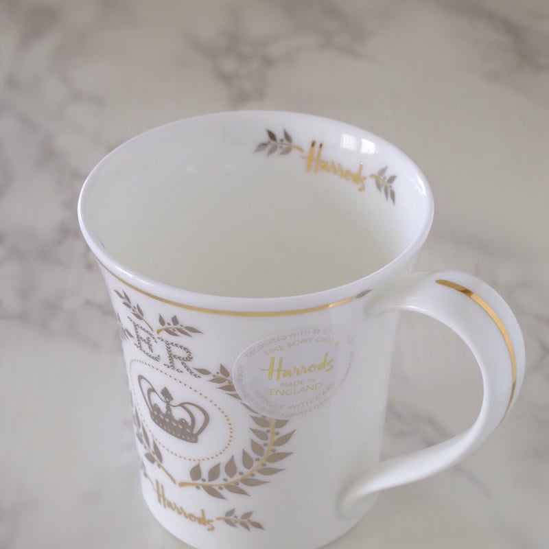 ハロッズのオリジナルマグカップ（Queen's Platinum Jubilee Mug） |